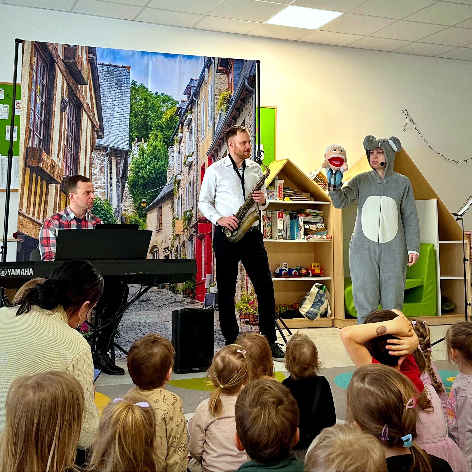 Aktorzy Teatru Nutka podczas interaktywnego występu dla dzieci